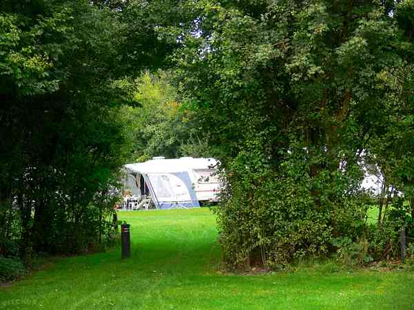 Emplacement pour tente, pour caravane pliante ou pour caravane sur herbe avec branchements d'eau, d'égout et d'électricité