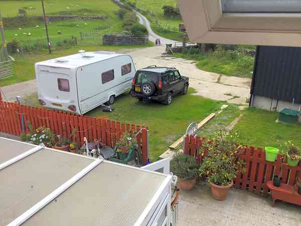 Emplacement pour caravane sur sol dur et herbe avec électricité