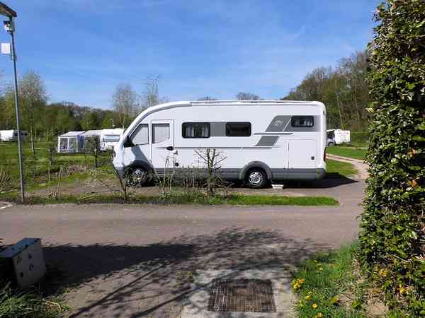 Op harde ondergrond en gras staplaats voor camper volledig uitgerust