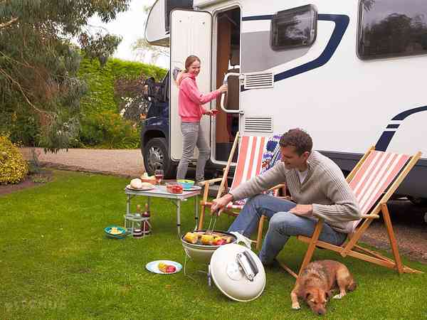 Piazzola roulotte/camper su erba e ghiaia con elettricità
