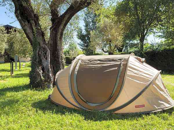 Emplacement pour tente (Bravo) sur herbe avec électricité