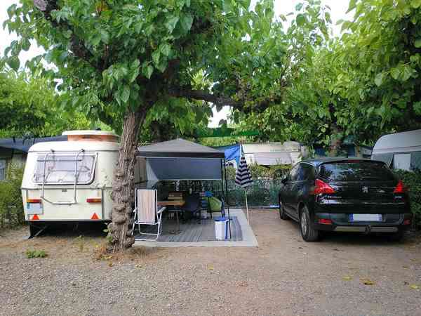 Staplaats voor caravan op grind en aarde , met elektriciteit