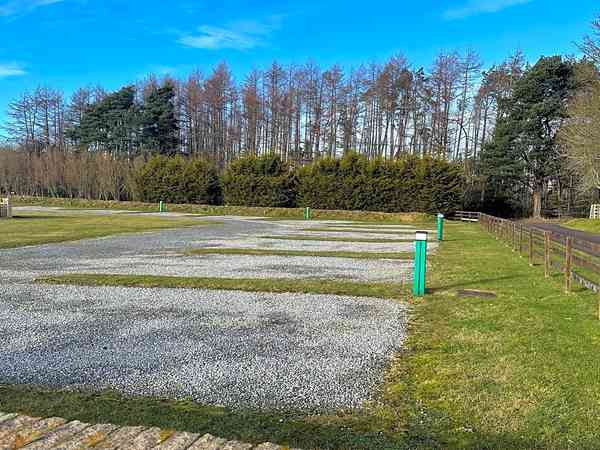 Befestigter Wohnwagen-Stellplatz mit Stromanschluss