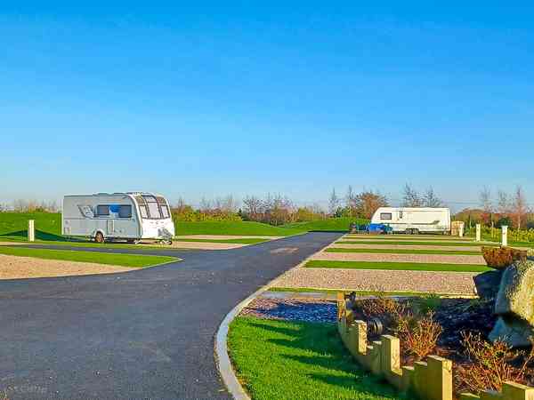 Piazzola roulotte/camper su erba e ghiaia con elettricità