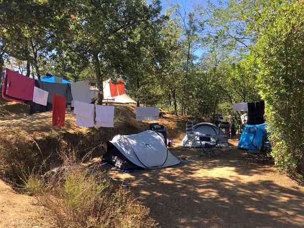 Piazzola su terreno battuto e erba con elettricità (media)
