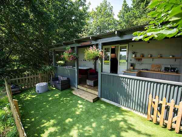 Bishy Barney Bee shepherd's hut (no pets)