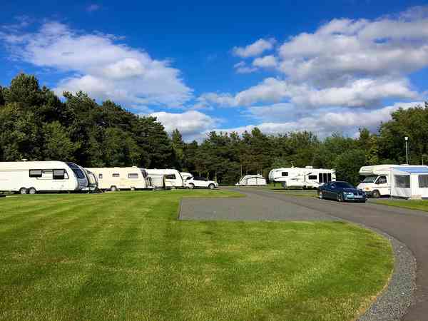 Staplaats voor caravan en camper op harde ondergrond volledig uitgerust