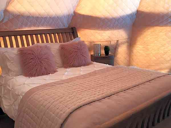 Roe Deer Lotus Belle bell tent (2 adults and 2 children, hot tub, maximum 2 adults, private bathroom amenities)