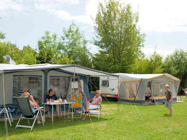 Op gras staplaats volledig uitgerust (comfortabel)