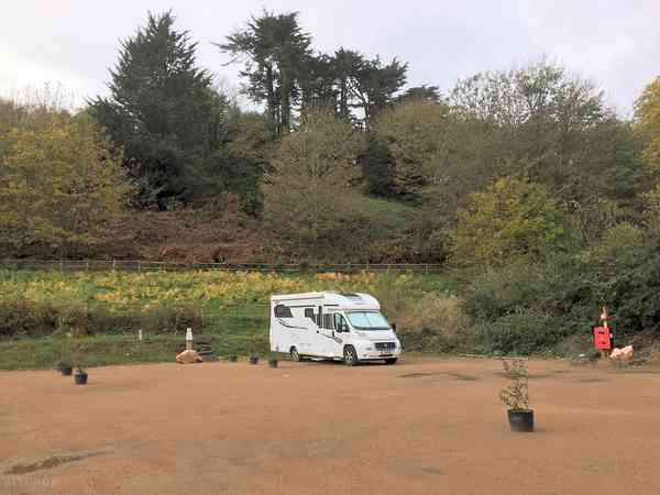 Emplacement pour autocaravane sur sol dur avec électricité