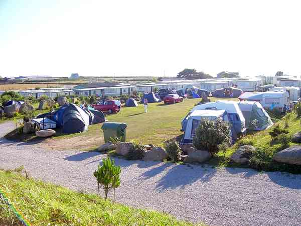 Emplacement pour tente ou pour caravane pliante sur herbe et sur sol en terre sans électricité (2 personnes)