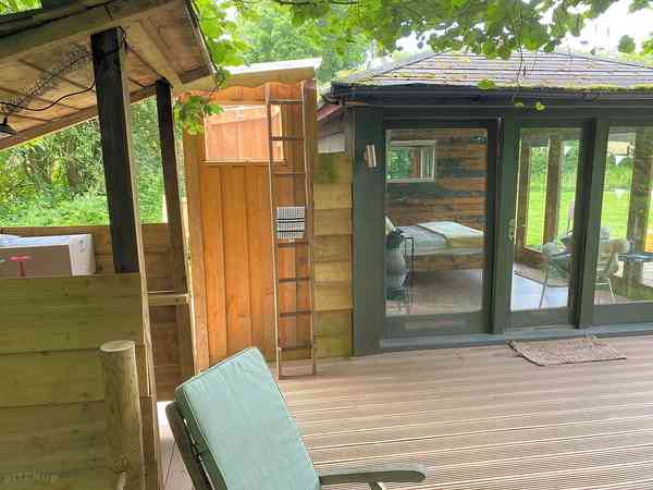 The Fox's Den cabin (hot tub)