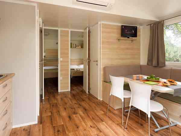 L 2 bedroom static caravan (4 adults and 2 children)