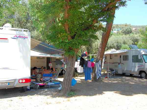 Piazzola camper su terra con elettricità facoltativa