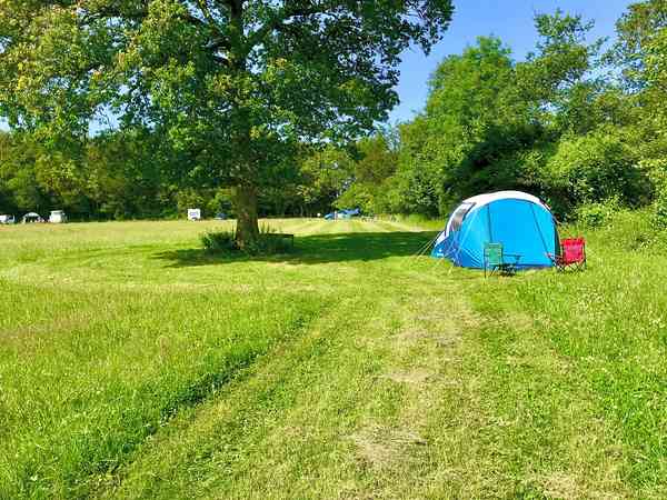 Emplacement camping-car sur herbe sans électricité