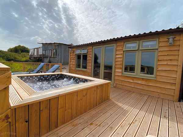 Micro Barn lodge (hot tub)