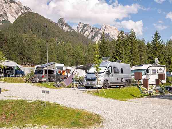 Parcela de gravilla sin electricidad para caravanas y autocaravanas