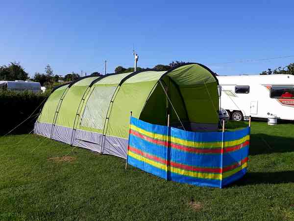 Emplacement pour tente sur herbe avec électricité optionnelle (large)