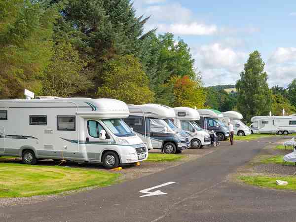 Parcela de gravilla con electricidad para autocaravana