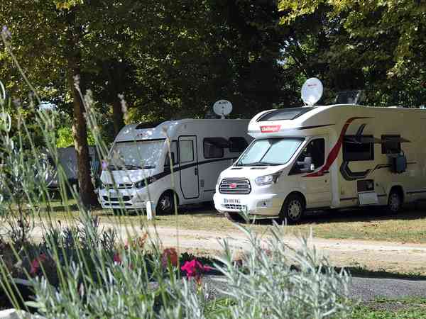 Emplacement pour véhicule de tourisme sur herbe avec électricité optionnelle
