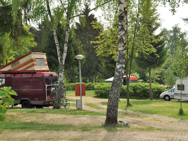 Plass for bobil på hardt underlag , med strøm