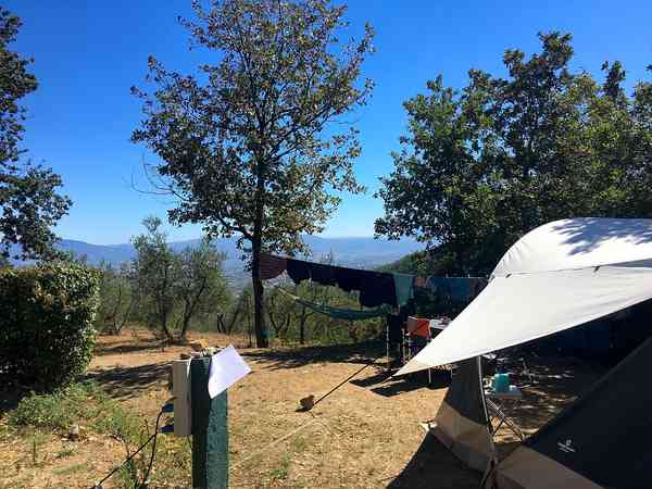 Piazzola su terreno battuto e erba con elettricità (XL)