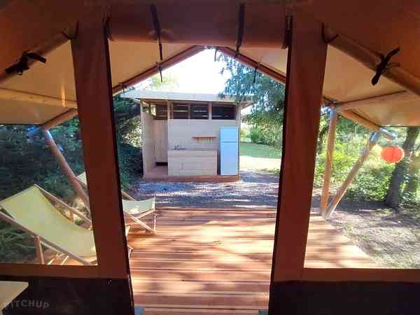 Tenda de safari 2 dormitórios (5 pessoas, banheiros privativos)