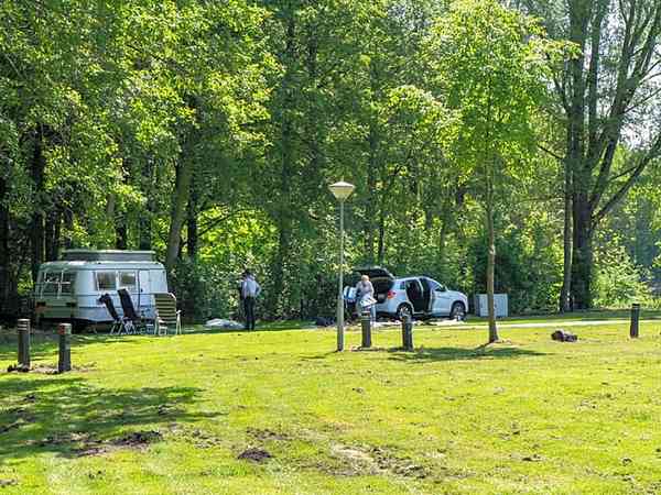 Standard staplaats voor een tent, voor vouwwagen of voor caravan op gras , met elektriciteit