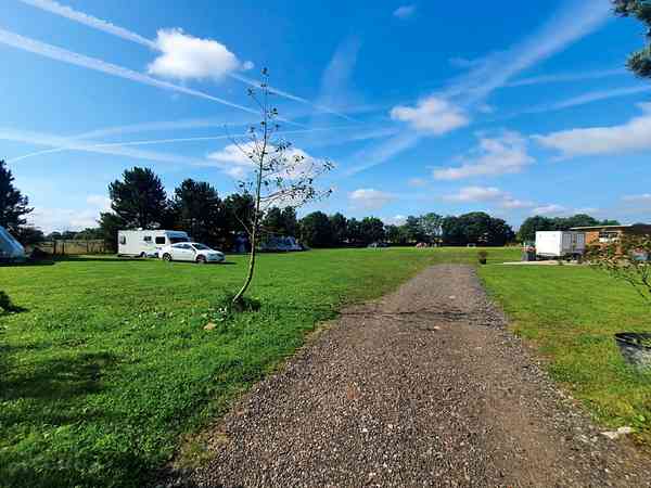 Emplacement pour véhicule de tourisme sur herbe avec électricité