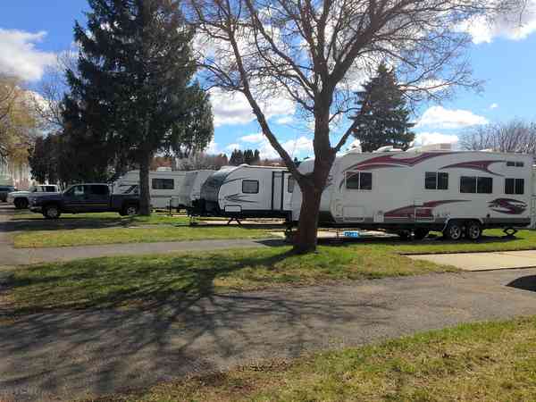 Piazzola roulotte/camper su terreno battuto completamente attrezzata (due sensi di marcia)