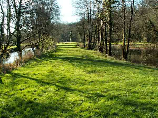 Emplacement (Pitch 3 standard pitch) sur herbe et sur sol en terre sans électricité