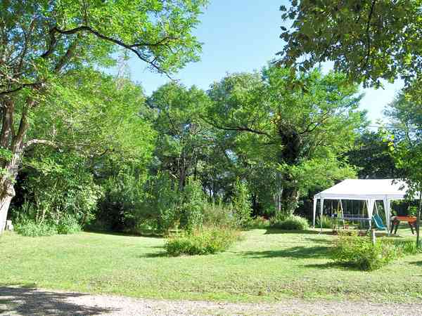 Emplacement pour tente ou pour caravane pliante sur herbe avec électricité optionnelle