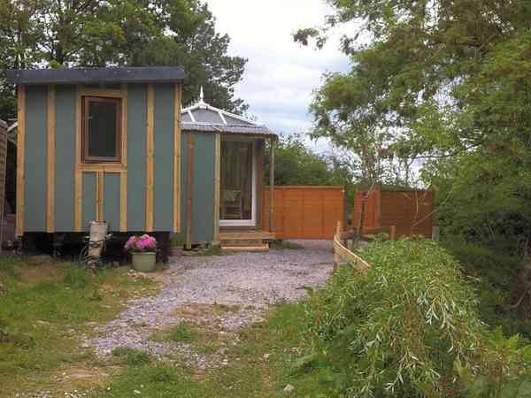 Large shepherd's hut with private garden with surrounding trees Large shepherd's hut with private garden with surrounding trees