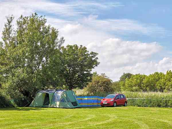 Emplacement pour tente ou pour caravane pliante sur herbe sans électricité