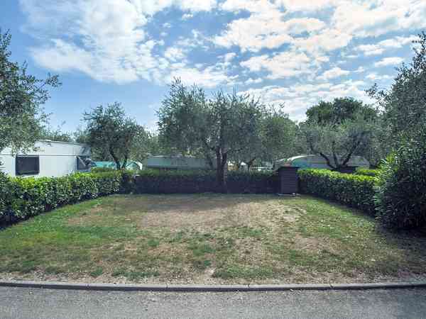 Fully-serviced grass and earth pitch (comfort, XL)