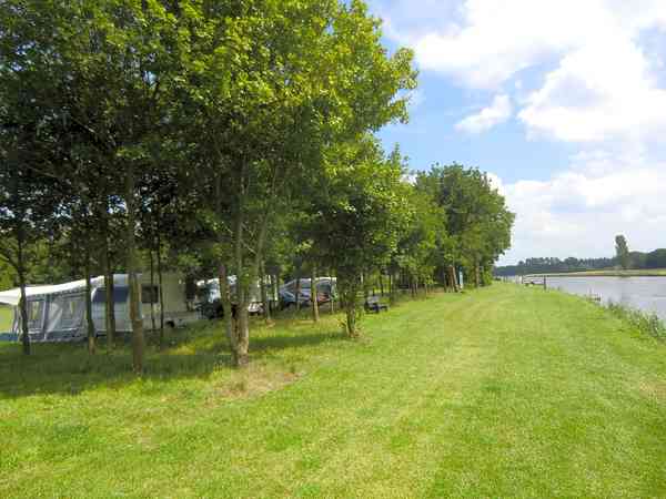 10-amp op gras staplaats , met elektriciteit