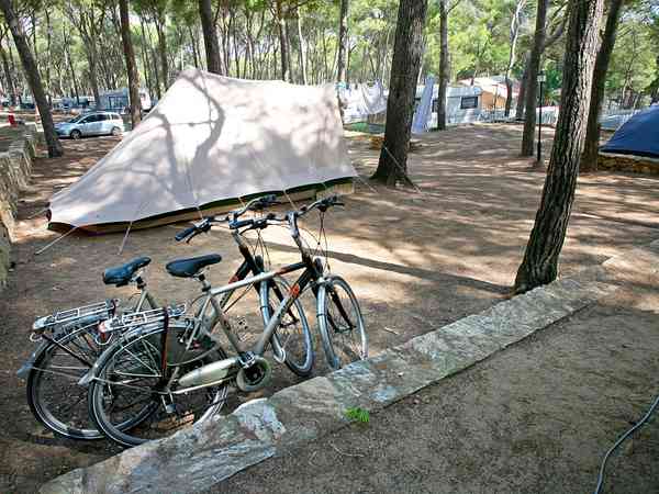 Piazzola tenda o carrello tenda su terra con elettricità