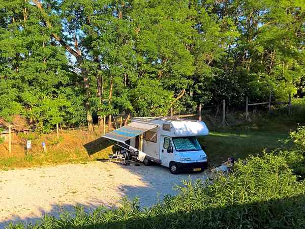 Op harde ondergrond staplaats voor caravan en/of camper , met elektriciteit