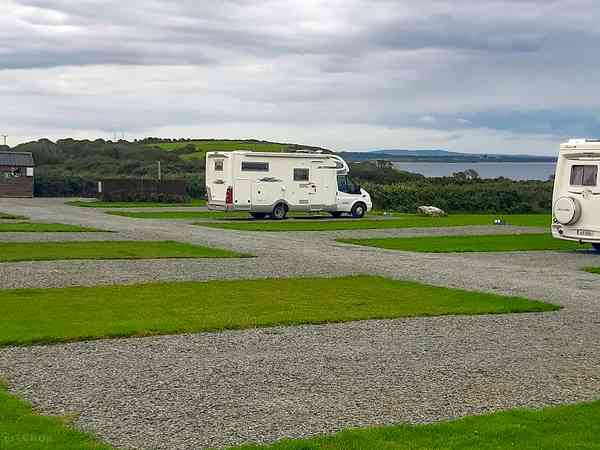Emplacement pour camping-car sur sol dur et herbe sans électricité