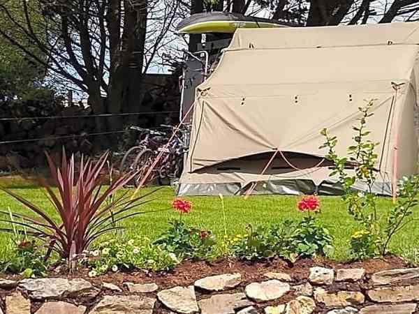Staplaats voor een tent op gras , elektriciteit optioneel (klein)