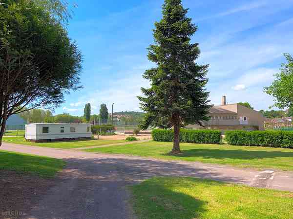Emplacement sur herbe avec électricité