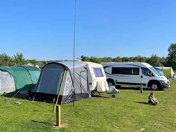Emplacement (Sandy Acres) sur herbe et sur sable avec électricité