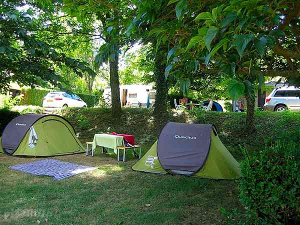 Parcel·la de gespa i terra dur amb electricitat opcional per a tenda de campanya (acampador/a sense acompanyants, sense cotxes, turista de motxilla)
