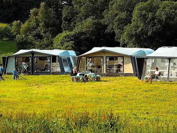 Emplacement pour tente, pour caravane pliante ou pour caravane sur herbe avec électricité