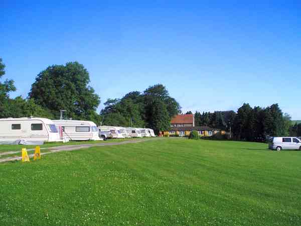 Grasbewachsener Stellplatz ohne Stromanschluss