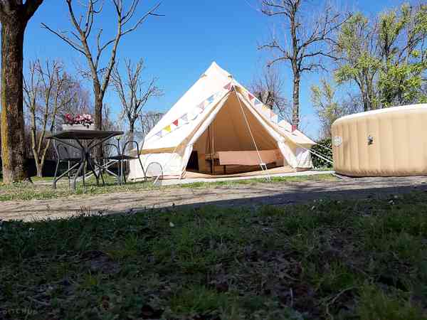 The tent comes with a jacuzzi The tent comes with a jacuzzi