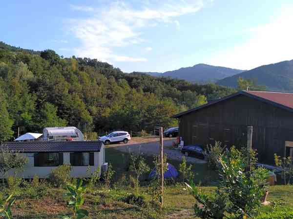 Emplacement pour tente ou pour caravane pliante sur herbe et gravier avec branchements d'eau, d'égout et d'électricité