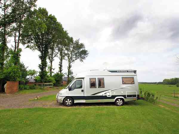 Op harde ondergrond en gras staplaats voor camper volledig uitgerust