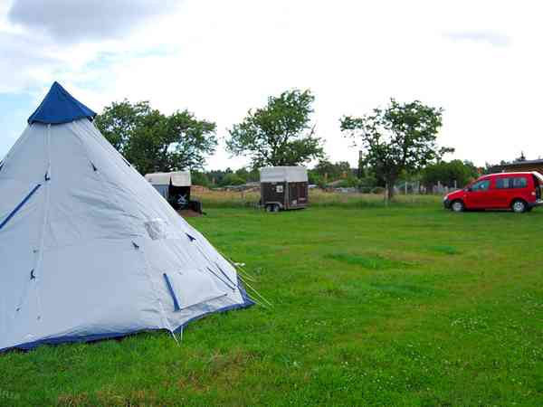 Emplacement sur herbe et sur sable avec branchements d'eau, d'égout et d'électricité