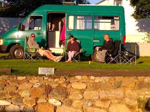 Staplaats op gras , elektriciteit optioneel